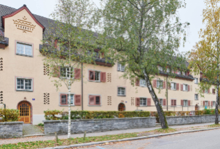 Wohnsiedlung Birkenhof, Ansicht Seite Guggachstrasse (Bild: Seraina Wirz, afaf, Zürich)